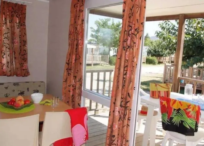 Zecamping 3 Etoiles Chiens Acceptes Piscine Bar Et Restaurant Campsite *